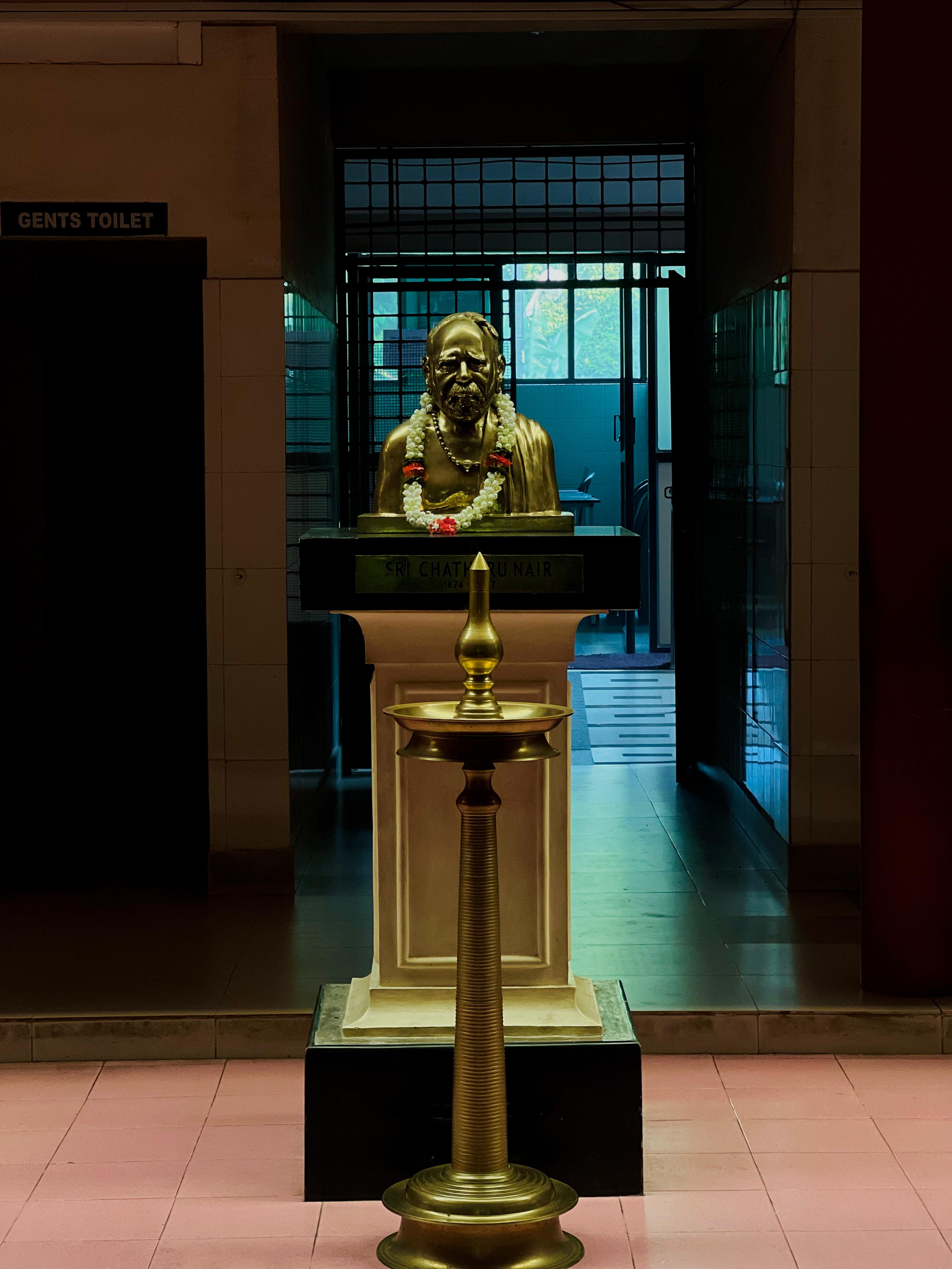 statue
